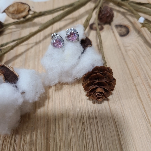 💗💗NEW💗💗 PRETTY!! BARBIE  PINK AND WHITE Heart CZ Studs💗💗 - Picture 10 of 16